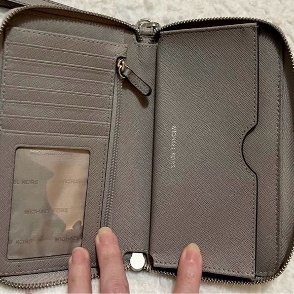 Authentic Michael Michael Kors Large handbag and matching wallet. - Picture 12 of 12